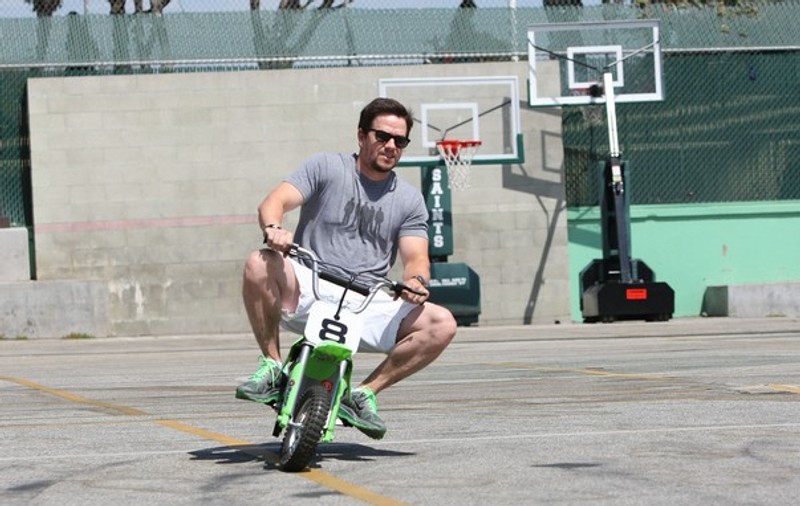Foto | Mark Wahlberg a dat în mintea copiilor. Uite cu ce bicicletă se plimbă!