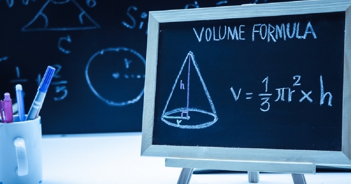 Cum se calculează volumul - Pe tabla neagra este scris cu creta formula volumui si sunt desenate diverse forme geometrice