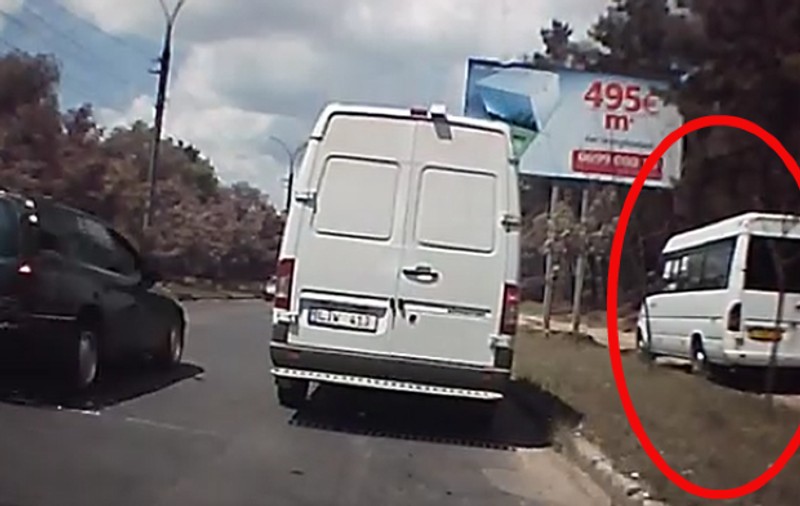 Un șofer din Chișinău depășește o coloană de mașini... pe trotuar!