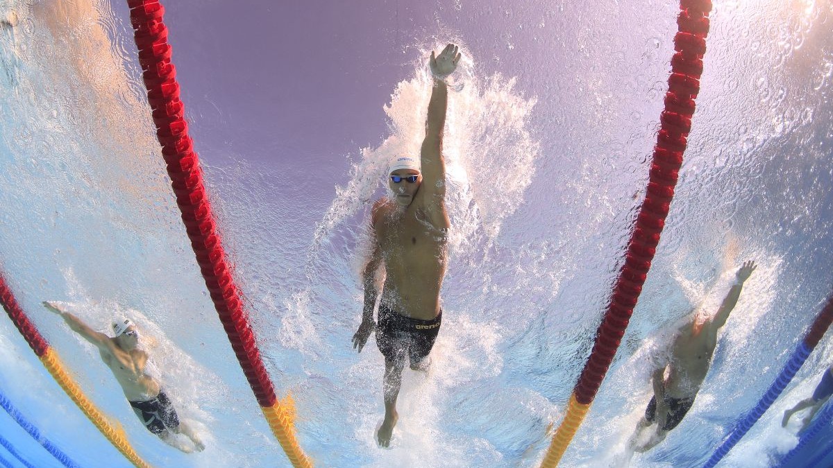 David Popovici filmat din bazin în timp ce concurează în seriile probei masculine de 200 m liber, în a treia zi a Campionatelor Europene de Natație Roma 2022, la Stadio del Nuoto, pe 14 august 2022, la Roma, Italia