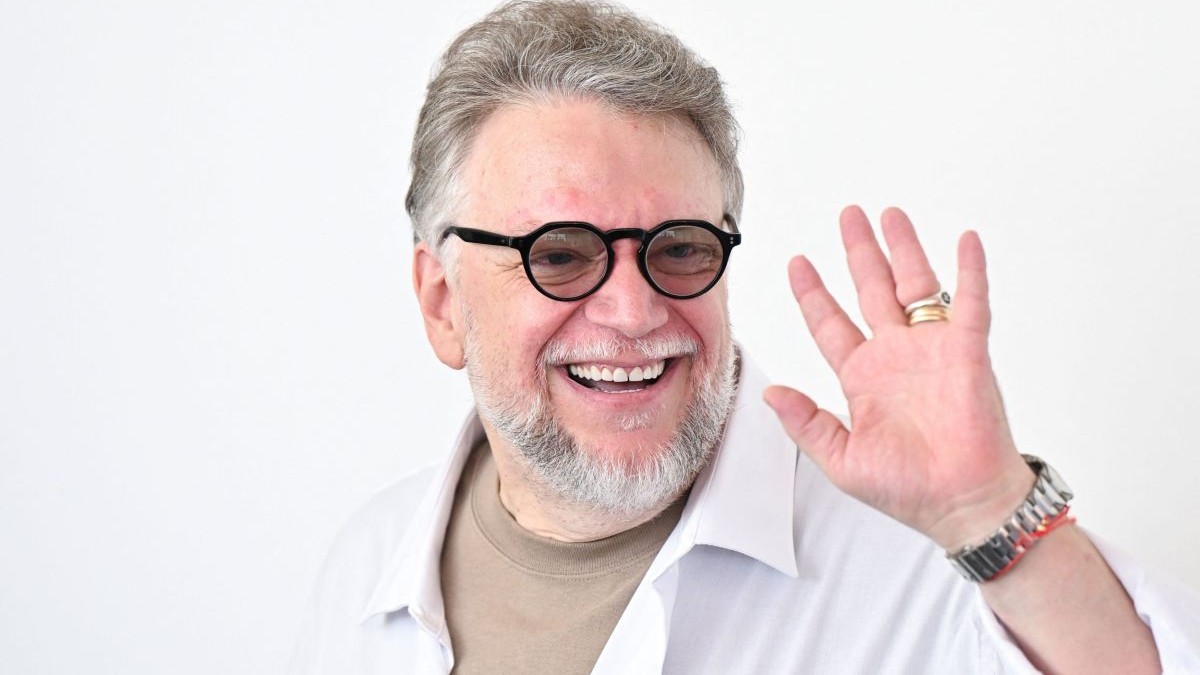Guillermo del Toro participă la sesiunea foto Frankenstein din cadrul celei de-a 82-a ediții a Festivalului Internațional de Film de la Veneția, desfășurată la Lido din Veneția, Italia, pe 30 august 2025. Regizorul are o cămașă albă deschisă sus, ochelari de vedere și râde, salutând cu mâna