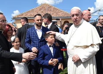 Papa Francisc la întâlnirea cu membri ai comunității de romi din cartierul Barbu Lăutaru din Blaj, 02 iunie 2019. Foto: EPA-EFE / ANDREAS SOLARO
