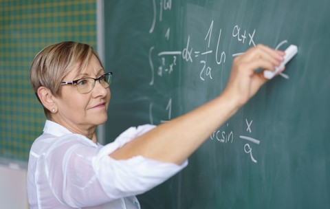 Profesorii și angajații din învățământ primesc indemnizație de hrană doar dacă au salarii nete de până la 6.000 de lei