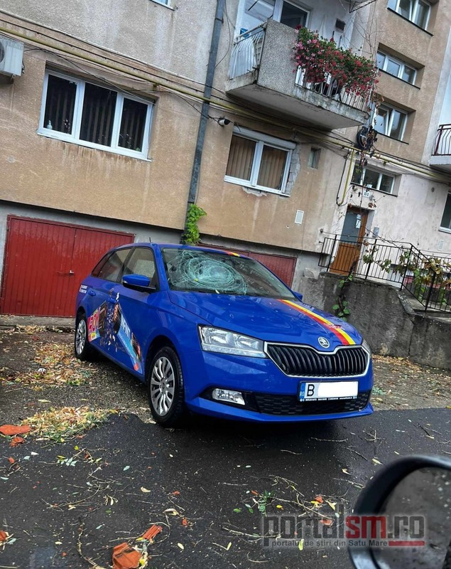 Pagube în mai multe județe din țară, în urma vijeliilor: zeci de copaci căzuți, mașini avariate și acoperișuri luate de vânt