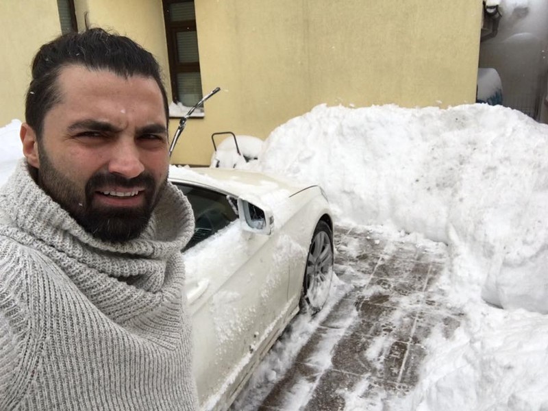Pepe a ieșit la dat zăpada: a făcut lună pe stradă și în curte