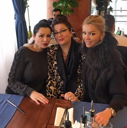 Brigitte Sfăt, alături de mama sa, Sanda, și sora ei, Cristina