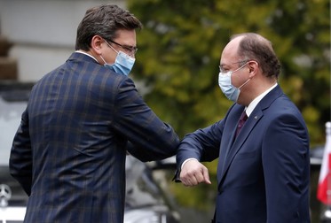 Dmitro Kuleba, ministrul de externe al Ucrainei (stânga), și omologul său român, Bogdan Aurescu, s-au întâlnit vineri pentru a discuta despre situația din Ucraina | Foto: EPA