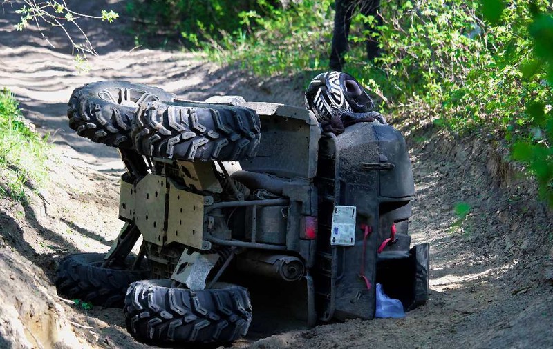 Un copil de 13 ani a murit după ce a intrat cu ATV-ul într-un copac, în Argeș