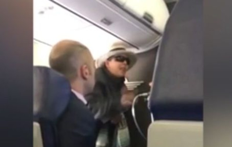 O femeie a amenițat toți pasagerii unui avion după ce a fost prinsă că fumează: Voi ucide pe toată lumea | VIDEO