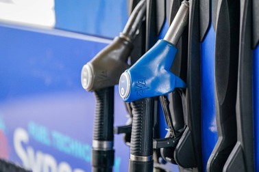 Barilul de petrol s-a scumpit în pofida declarațiilor lui Trump că Rusia va exporta în SUA 4,8 milioane de tone de motorină în următoarele luni Sursa foto: Profimedia