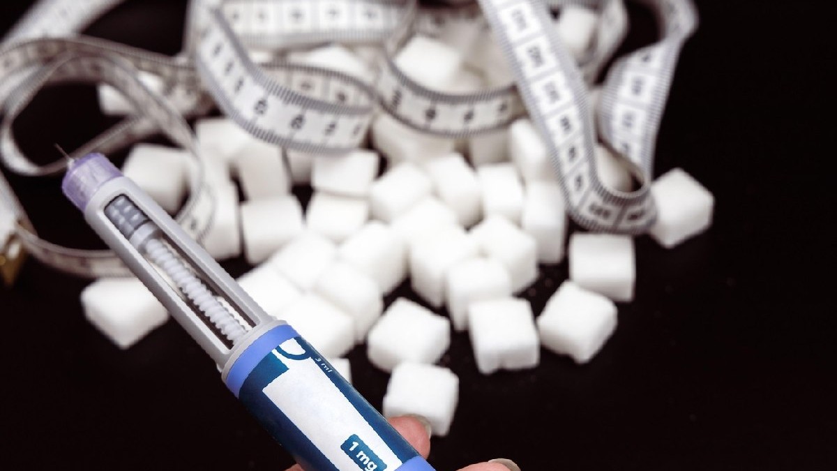 Ozempic Insulină stilou injectabil pe un fundal întunecat pentru diabetici și pierderea în greutate.