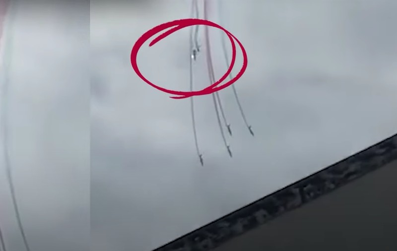 Coliziune în aer între două avioane militare franceze, în timpul unui exercițiu pentru un spectacol aviatic. Piloții s-au catapultat în ultima secundă VIDEO