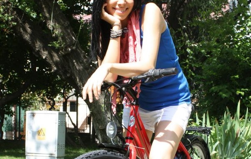 Foto | Corina Caragea, în parc cu bicicleta: "Vreau să-mi cumpăr una roșie, pliabilă"