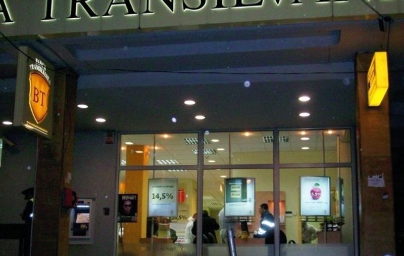 O fetiţă de trei ani a murit strivită de un panou, la Banca Transilvania