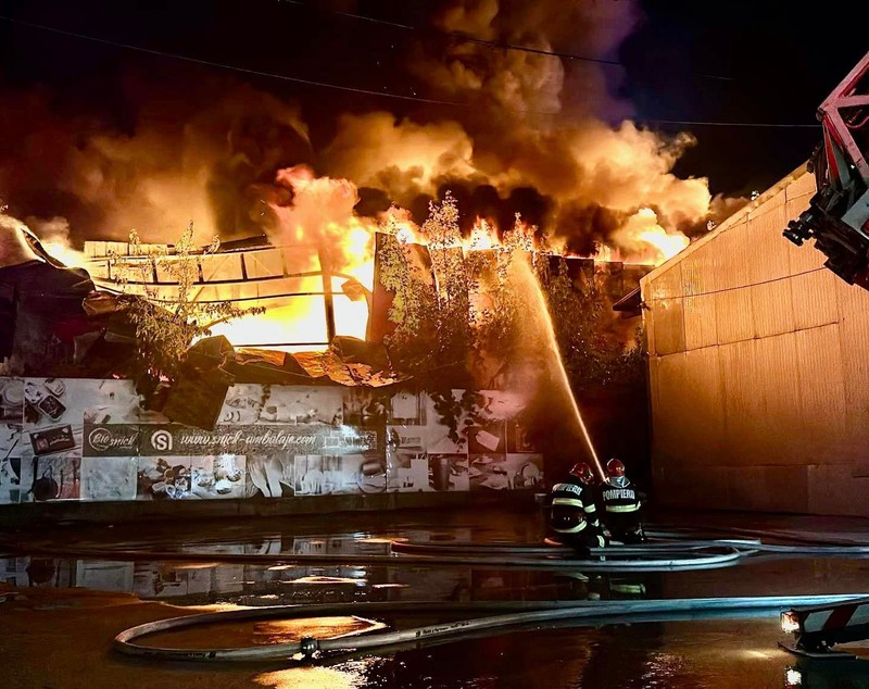 Incendiu puternic în Afumați. Hala unui depozit de electrocasnice, parțial prăbușită. Nu au fost semnalate victime