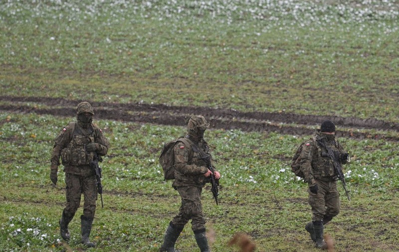 O dronă neidentificată a căzut într-o unitate militară specializată în recunoaştere şi război radioelectronic din Polonia