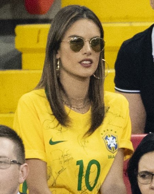 Fotbaliștii din naționala Braziliei sunt susținuți de iubite, soții și fotomodele celebre la Cupa Mondială de fotbal 2018 / GALERIE FOTO