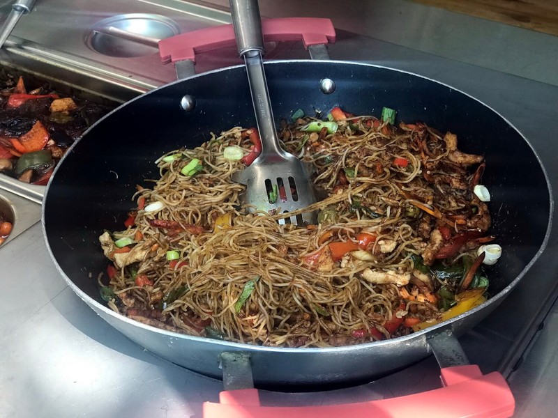 Bucureștenii care ajung în Parcul Titan pot învăța să facă spaghete asiatice de bucătari profesioniști