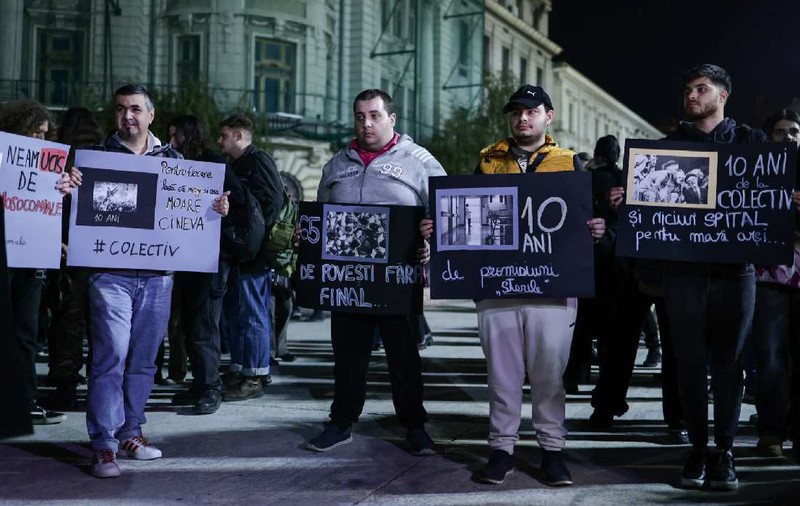 Marș de comemorare la 10 ani de la tragedia din Clubul Colectiv. Mii de oameni își strigă nemulțumirile: „Vrem spitale, NU catedrale”