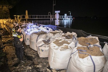 Saci de nisip pregătiți de autorități în nordul orașul Limburg pentru a proteja localitățile de creșterea cotelor fluviului Maas. Foto: Epa
