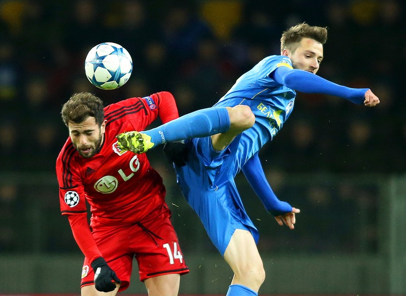 epa05040105 Borisov's Nemanja Milunovic (R) in action against Leverkusen's Admir Mehmedi (L) during the UEFA Champions League group E soccer match between FC BATE Borisov and Bayer 04 Leverkusen in Borisov, Belarus, 24 November 2015. EPA/TATYANA ZENKOVICH