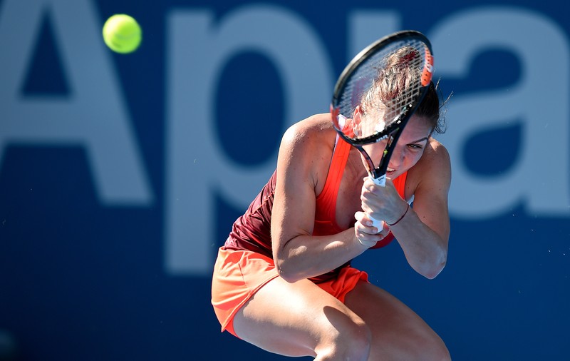 Simona Halep a pierdut semifinala de două zile! Nu e cu supărare, și-a conservat energia pentru Australian Open. Finala ar fi trebuit s-o joace la ora 10.30. A avut, și în acest joc, o reacție nervoasă, dând cu racheta de pământ! Numărul 2 WTA și-a aflat traseul pe tabloul principal de la Melbourne, unde specialiștii susțin că are parte de un drum lin până în semifinale / GALERIE FOTO & VIDEO