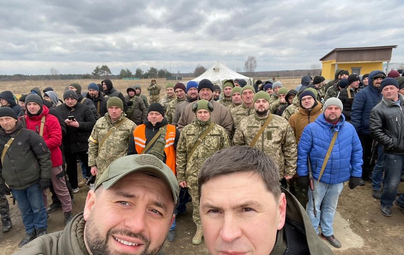 Negociatorii Ucrainei, criticați dur de ucraineni pentru exhibiționism pe front: „Nu au creier! Pe noi nu ne lasă să fotografiem, iar ei…”