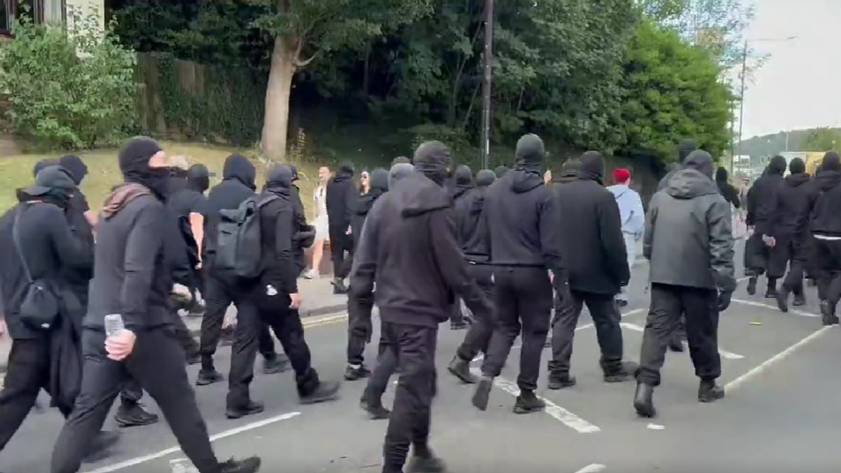 Bărbați mascați și îmbrăcați în negru au blocat portul din Dover într-un protest anti-imigrației Captură X @SimonJonesNews