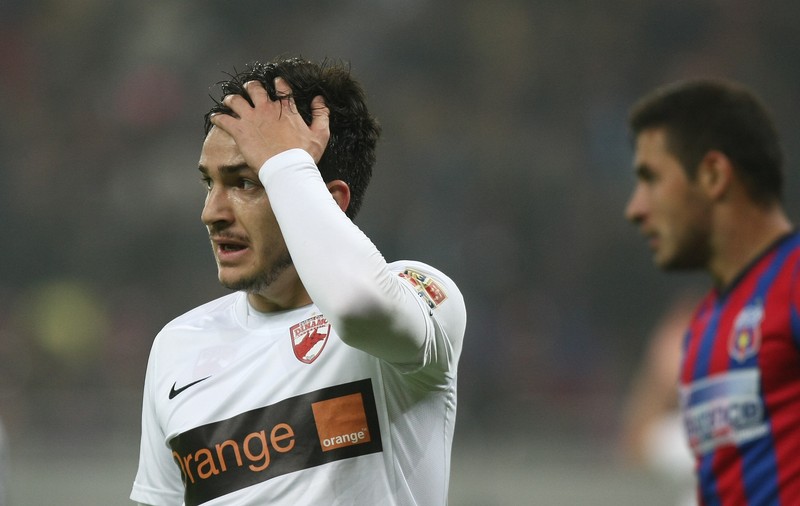 Dinamoviștii sunt ridicoli. Îl apără pe derbedeul Cosmin Matei, după ce acesta l-a înjurat și l-a scuipat pe Păun, și a fost eliminat în finalul partidei Dinamo - CFR Cluj 0-2