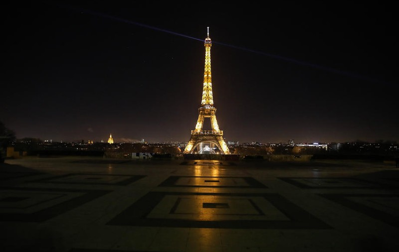Turnul Eiffel, luminat cu porția, pentru a reduce consumul de energie
