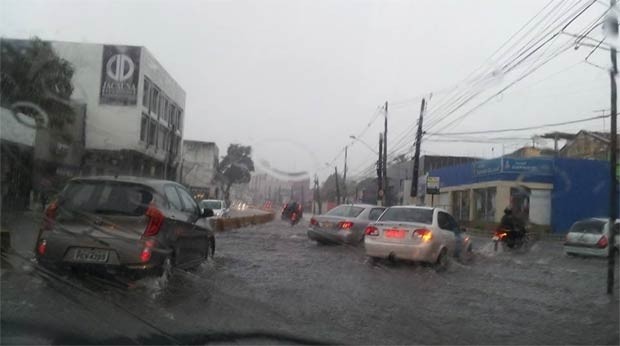 Străzile din Recife au fost inundate de ploaia torenţială FOTO: diariodepernambuco.com.br