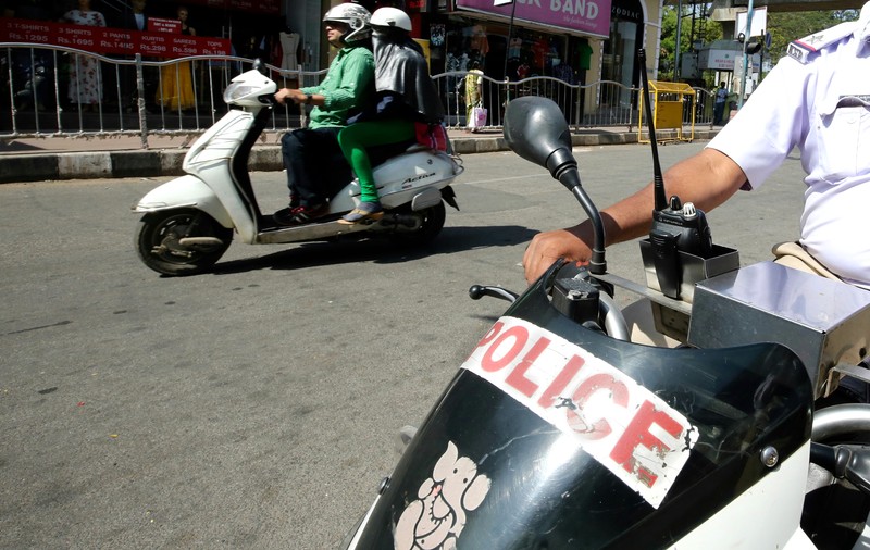 Un bărbat a violat o fetiță din India cu un furtun. "Ar trebui să fie spânzurat"