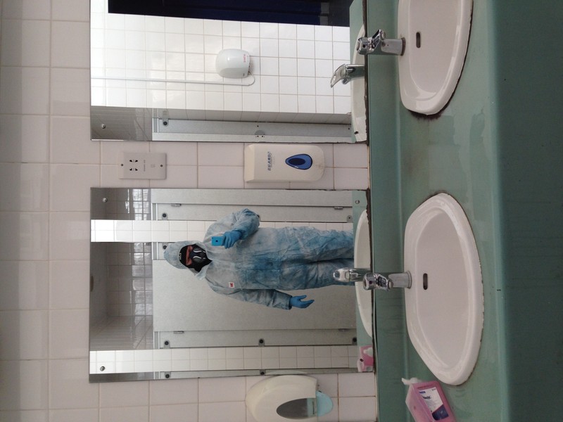 Sorin, îmbrăcat cu un costum de protecție