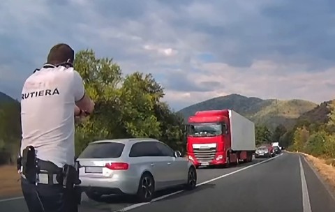 politia rutiera foloseste focuri de arma si dispozitive spike pt a opri un sofer care conducea un audi argintiu