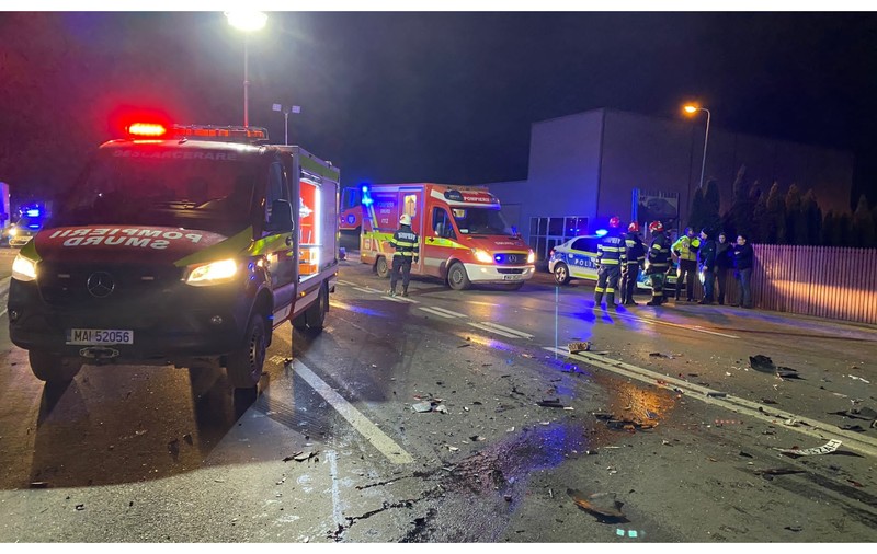 Microbuz implicat într-un accident, la Brașov. 9 persoane au fost rănite