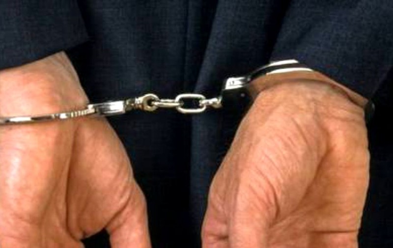 Un agent, trimis să intervină la un jaf chiar pe proprietatea sa. Surpriză pentru polițist, ghinion pentru hoț