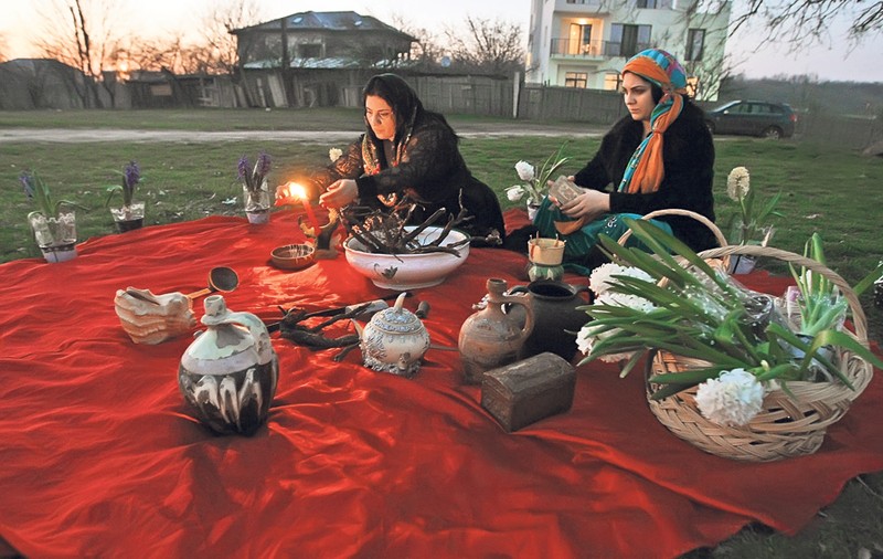 Spectacol cu vrăjitoare, noaptea, lângă Bucureşti