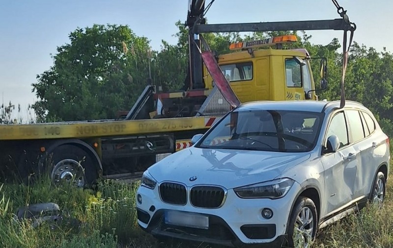 Un bărbat a furat o mașină de lux din Ploiești, s-a răsturnat cu ea în pârâul Dâmbu și a fugit de la locul accidentului