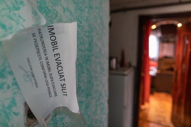 Afiș lipit pe una dintre ușile din blocul „Turturica” la evacuarea din 2017
