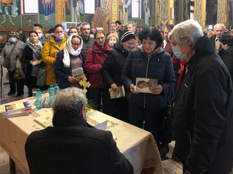 Dan Puric semnează autografe pentru cei veniți. Foto: Eli Driu / Libertatea