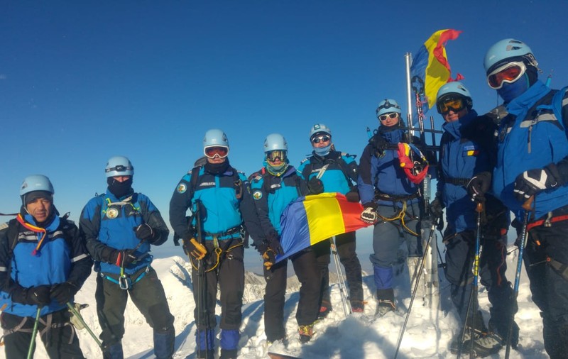 Jandarmii au pus tricolorul pe cei mai înalți munți din România. Au mers prin zăpadă până la gât, ca să pună steagul pe Vârful Omu - FOTO