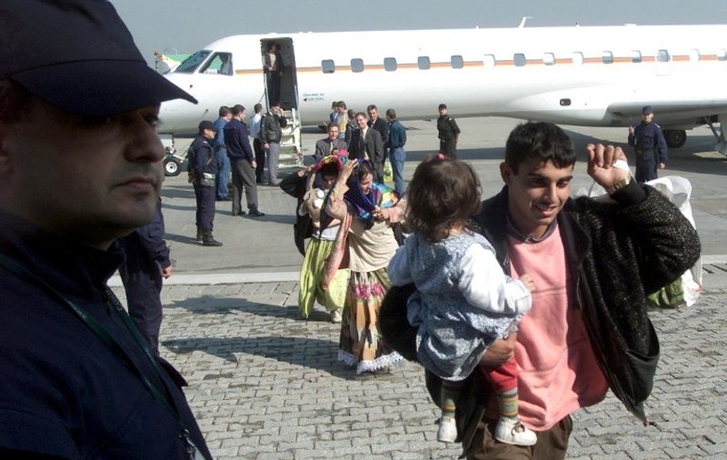 Zeci de familii de rromi din Franța, expulzate în România