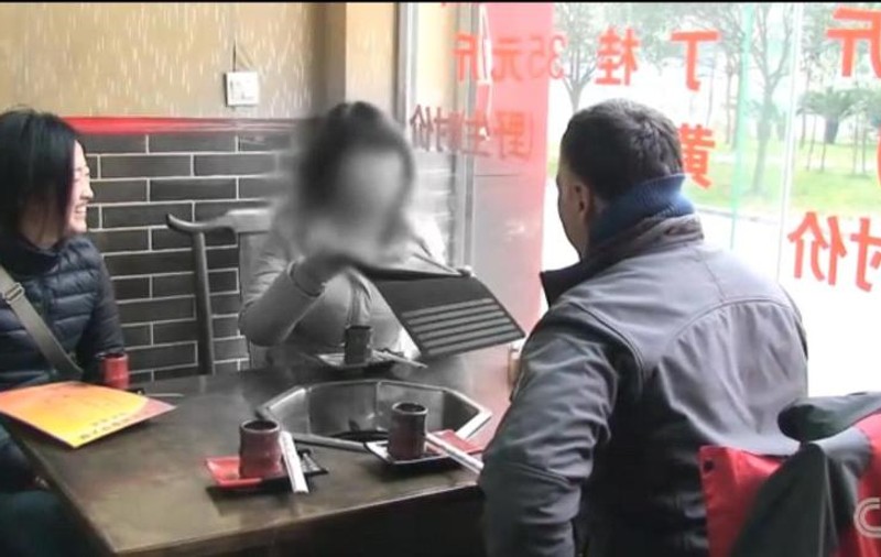Angajaţii uneia dintre cele mai mari companii din lume nu au voie se vorbească între ei. Vezi reacţia unei muncitoare care vede prima dată un iPad, rezultatul muncii sale | VIDEO
