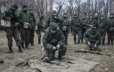 Militari ai Miliției Populare LPR, într-un punct de mobilizare din Luhansk | Foto: Profimedia
