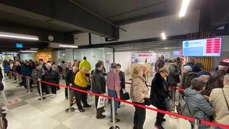 Coada pe mai multe rânduri și la centru de plată din cadrul Auchan „Drumul Taberelor”