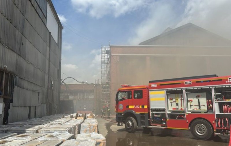 Incendiu puternic pe Bulevardul Basarabia din București. Flăcările au cuprins o hală, s-a emis mesaj RO-ALERT