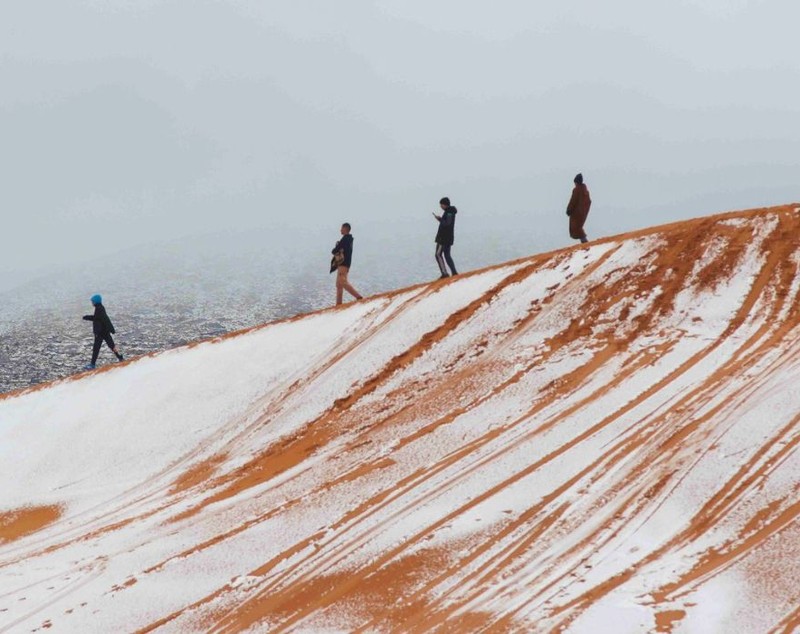 Dunele de nisip roșu din Sahara au devenit albe, după ce a nins