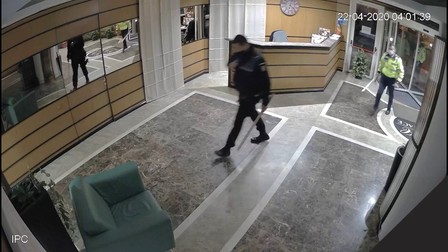 Polițiștii au primit niște „bețe de lemn” pentru autoapărare, după confruntarea cu Alexandru Găzdac din liftul blocului Monte Carlo Palace, în care locuia. | Captură din imaginile de supraveghere