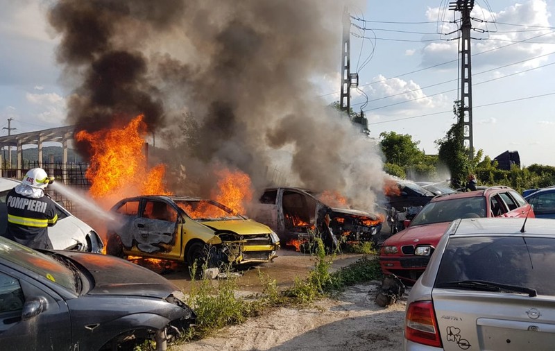Incendiu într-un parc auto din Sibiu. Mai multe mașini au luat foc
