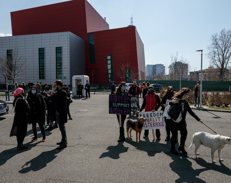 „Ne chinuim să supraviețuim”, spun artiștii independenți. Protest cu recuzită, creioane, partituri și borcane la Ministerul Culturii
